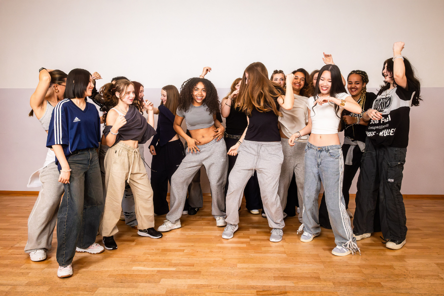 Tanzgruppe beim House Workshop in der Tanzwelt Regensburg – Teilnehmer tanzen gemeinsam mit viel Spaß.