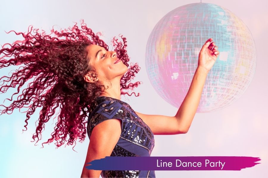 Line Dance Party in der Tanzschule Regensburg – Frau tanzt begeistert vor Discokuge