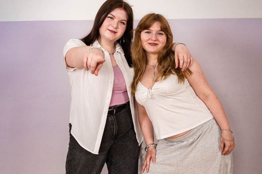 Zwei Teilnehmerinnen beim K-Pop Workshop in der Tanzschule Regensburg – Tanzen im Duo