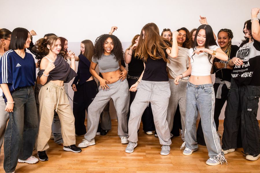 Streetdance Training für Jugendliche in der Tanzwelt Regensburg – Gruppe tanzt gemeinsam mit viel Spaß und Energie.