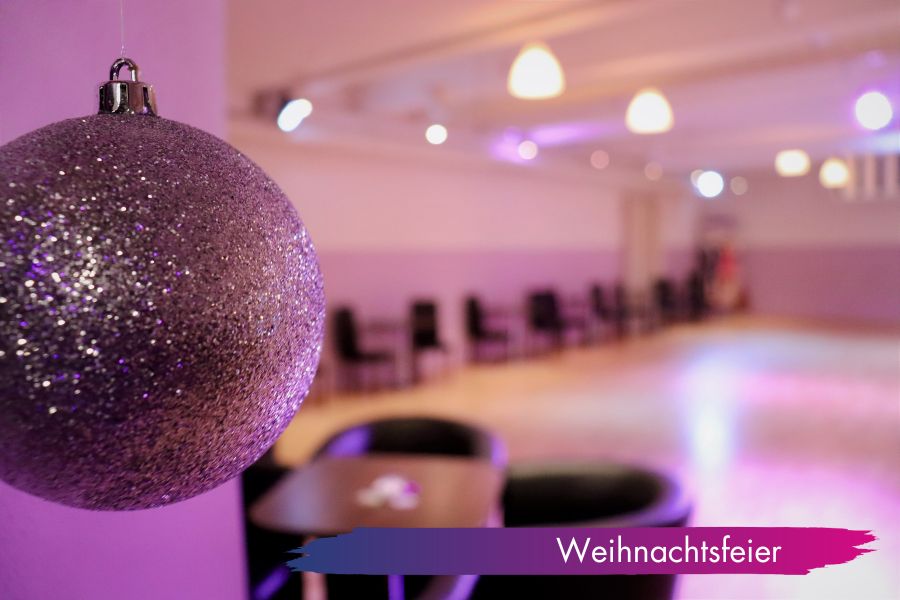 Weihnachtliche Tischdekoration mit Kerze und Ornamenten in der Tanzwelt Regensburg