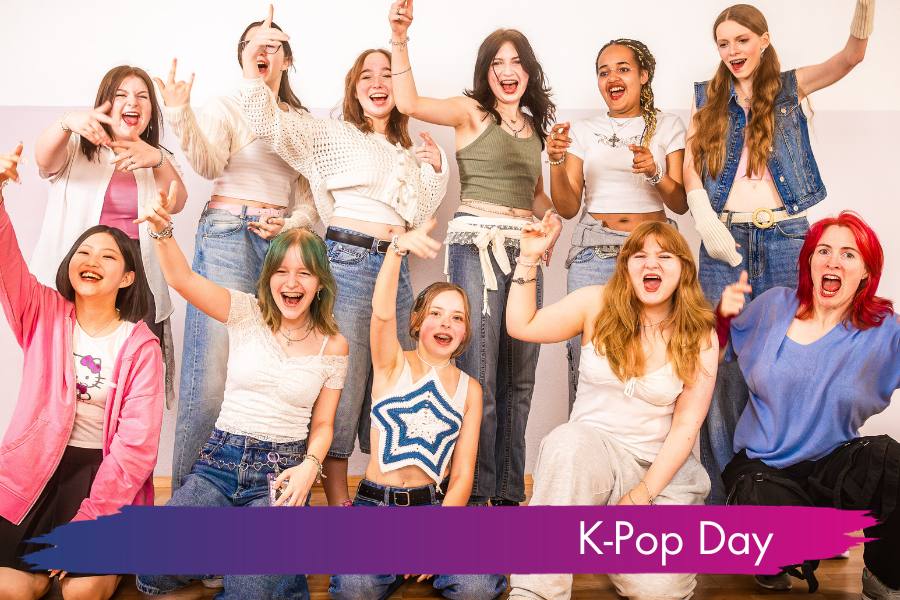 Jugendliche tanzen gemeinsam eine K-Pop-Choreografie im Tanzsaal der Tanzwelt Regensburg