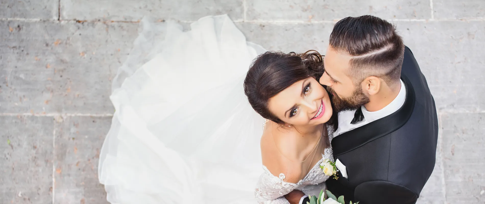 Brautpaar in festlicher Hochzeitskleidung – romantische Aufnahme als Symbol für Hochzeitstanz und Tanzkurs zur Hochzeit in der Tanzwelt Regensburg.